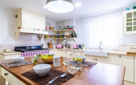 Desayuno en la cocina bien equipada